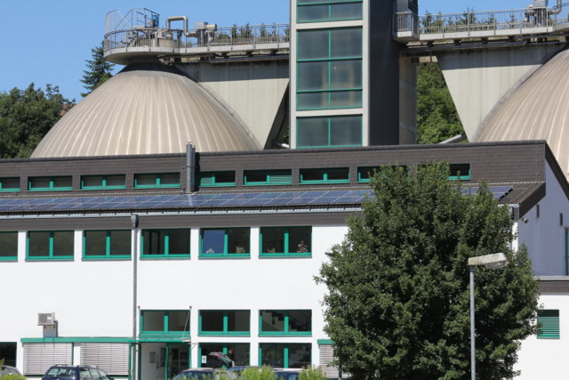 Kläranlage Kohlfurth, Betriebsgebäude mit Photovoltaik und dahinter die Faulbehälter Kläranlage Kohlfurth, Betriebsgebäude mit Photovoltaik und dahinter die Faulbehälter